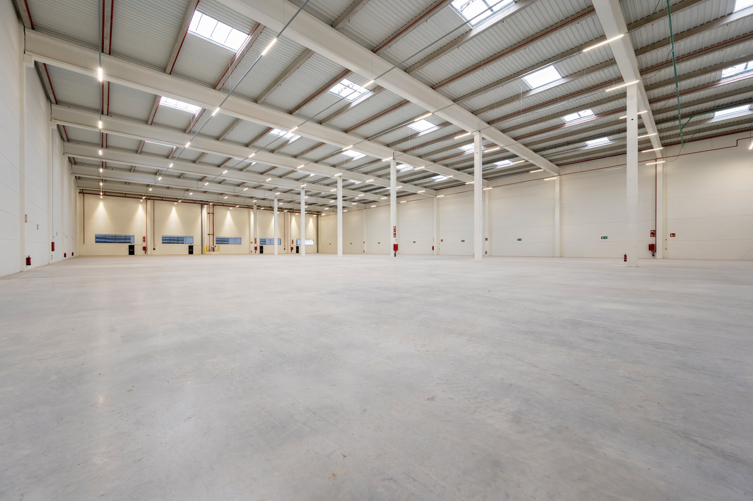 Foto interior nave en Alcalá