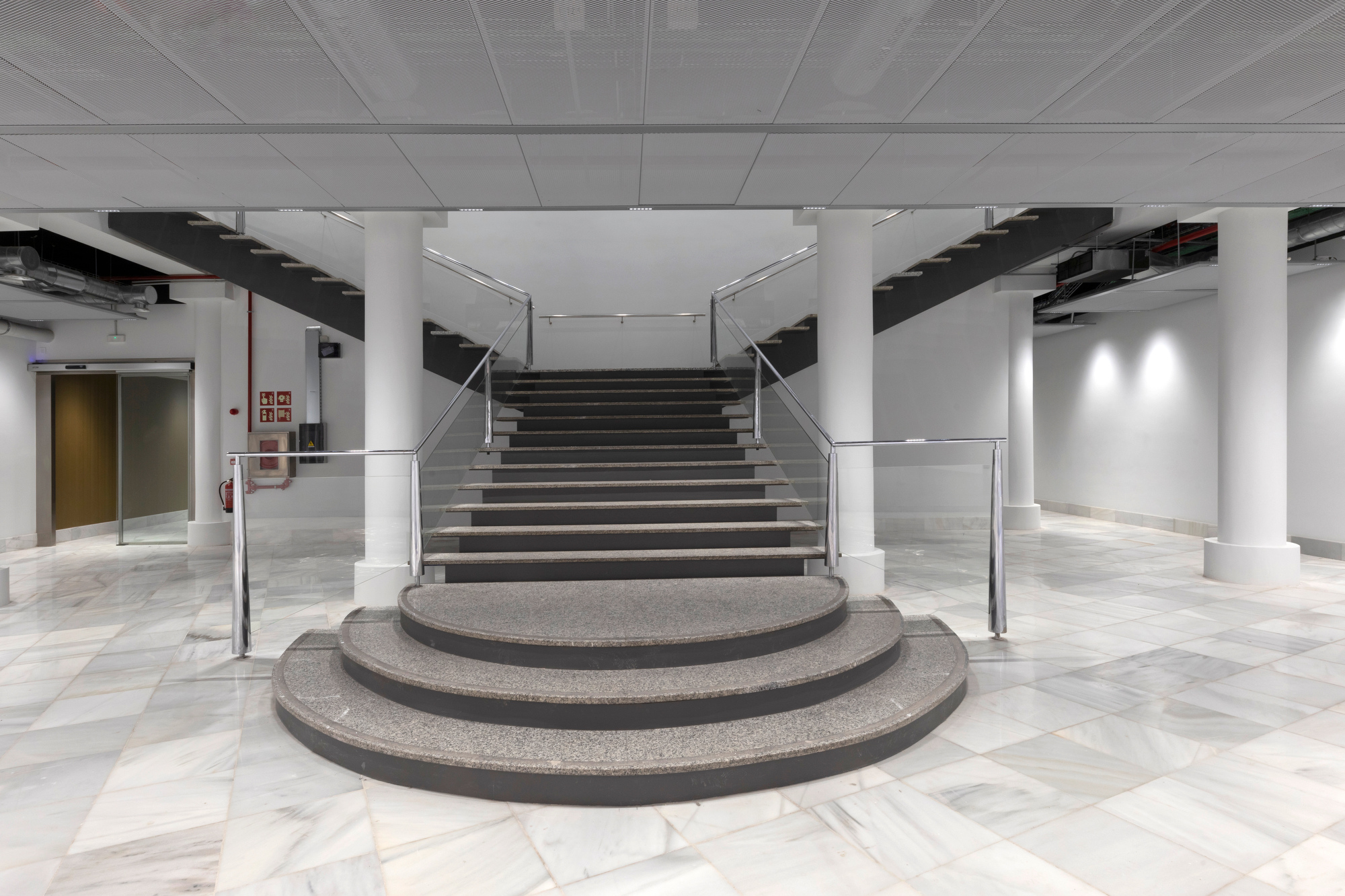 Entrada, escaleras centrales de piedra