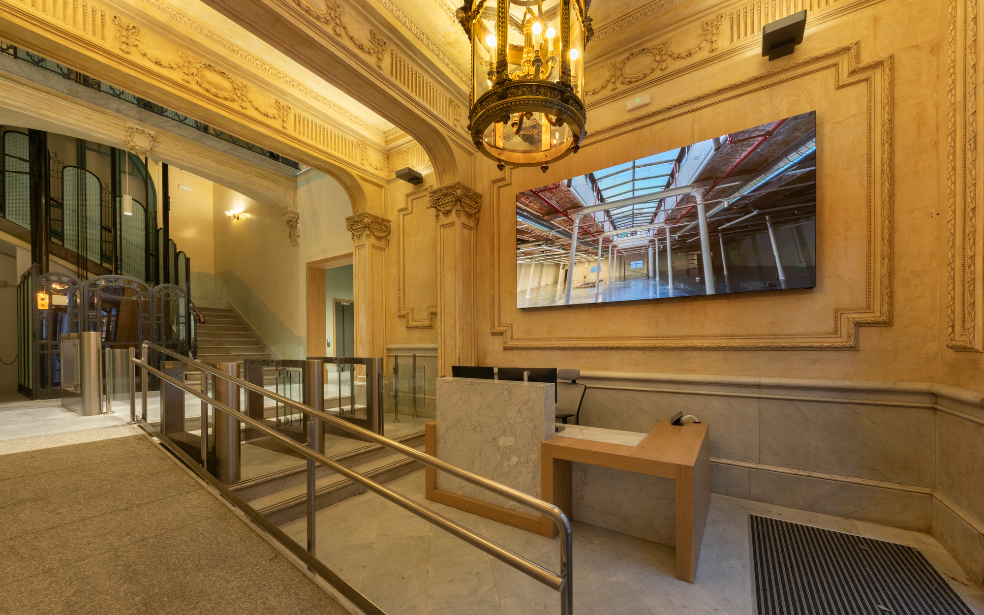 Recepción del edificio foto dos.