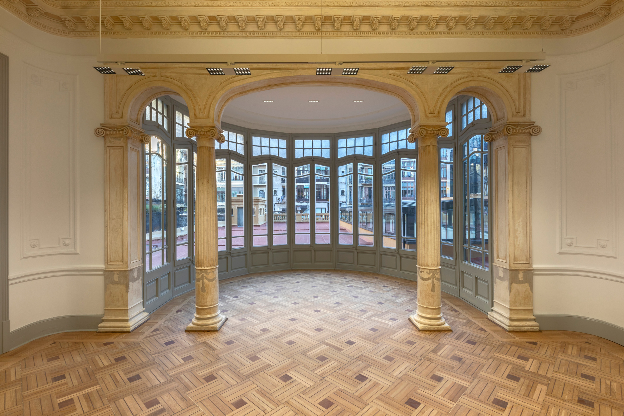 Ventanal redondo  terraza oficinas