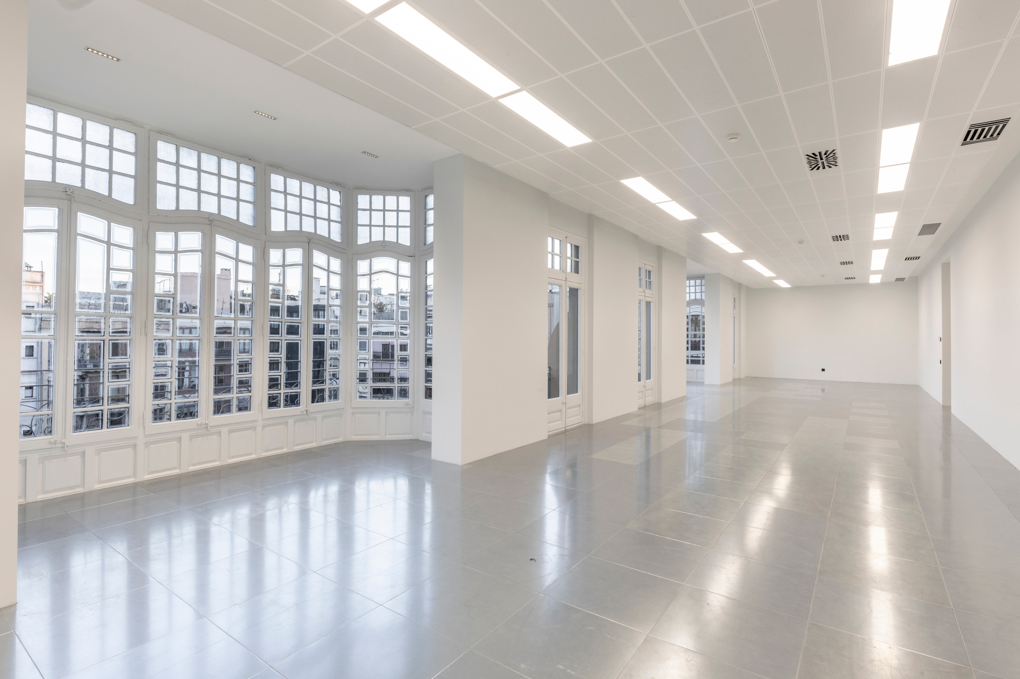 Interior de las oficinas, con amplia luz natural.