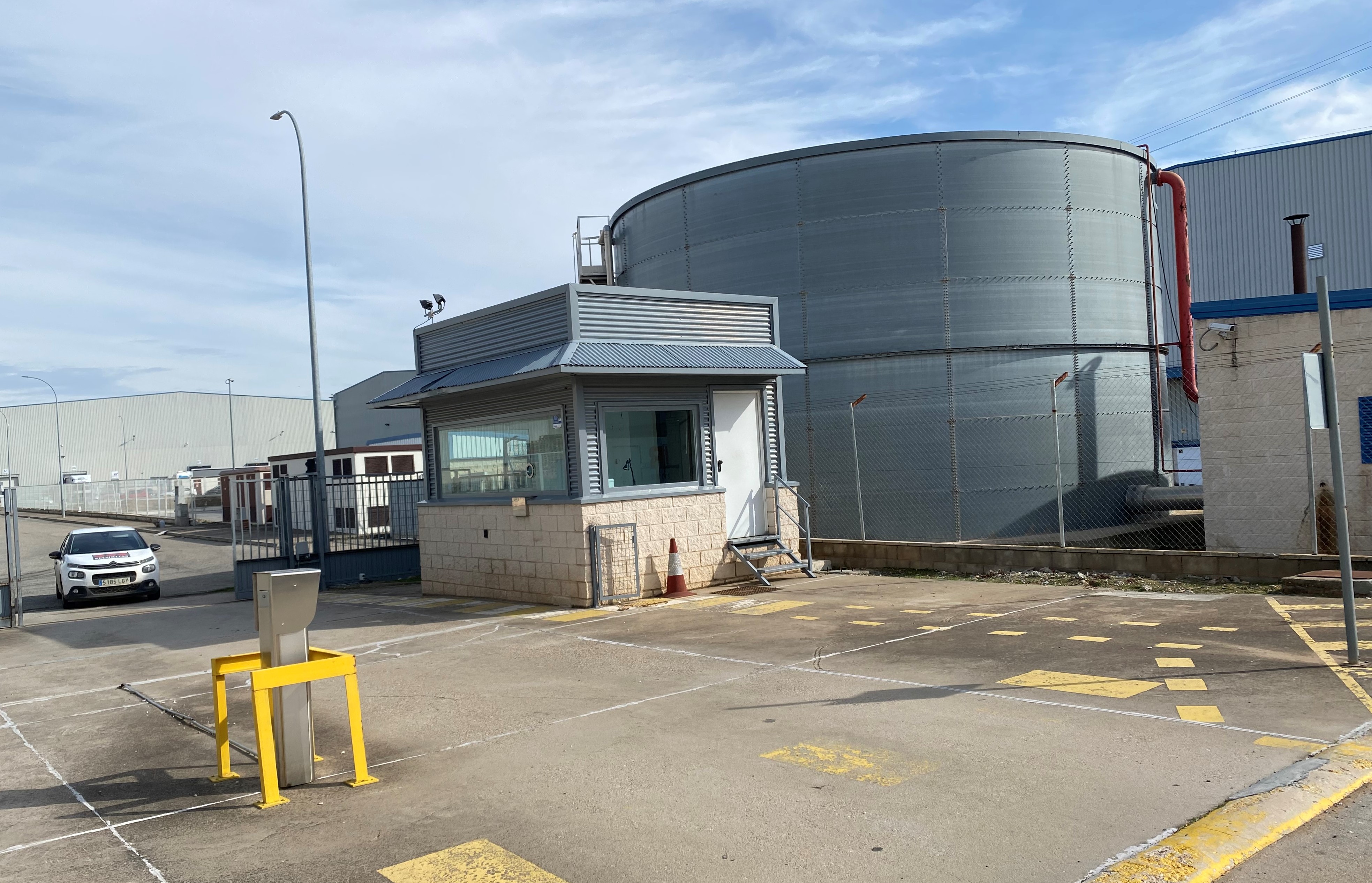 Entrada de vehículos a la nave 