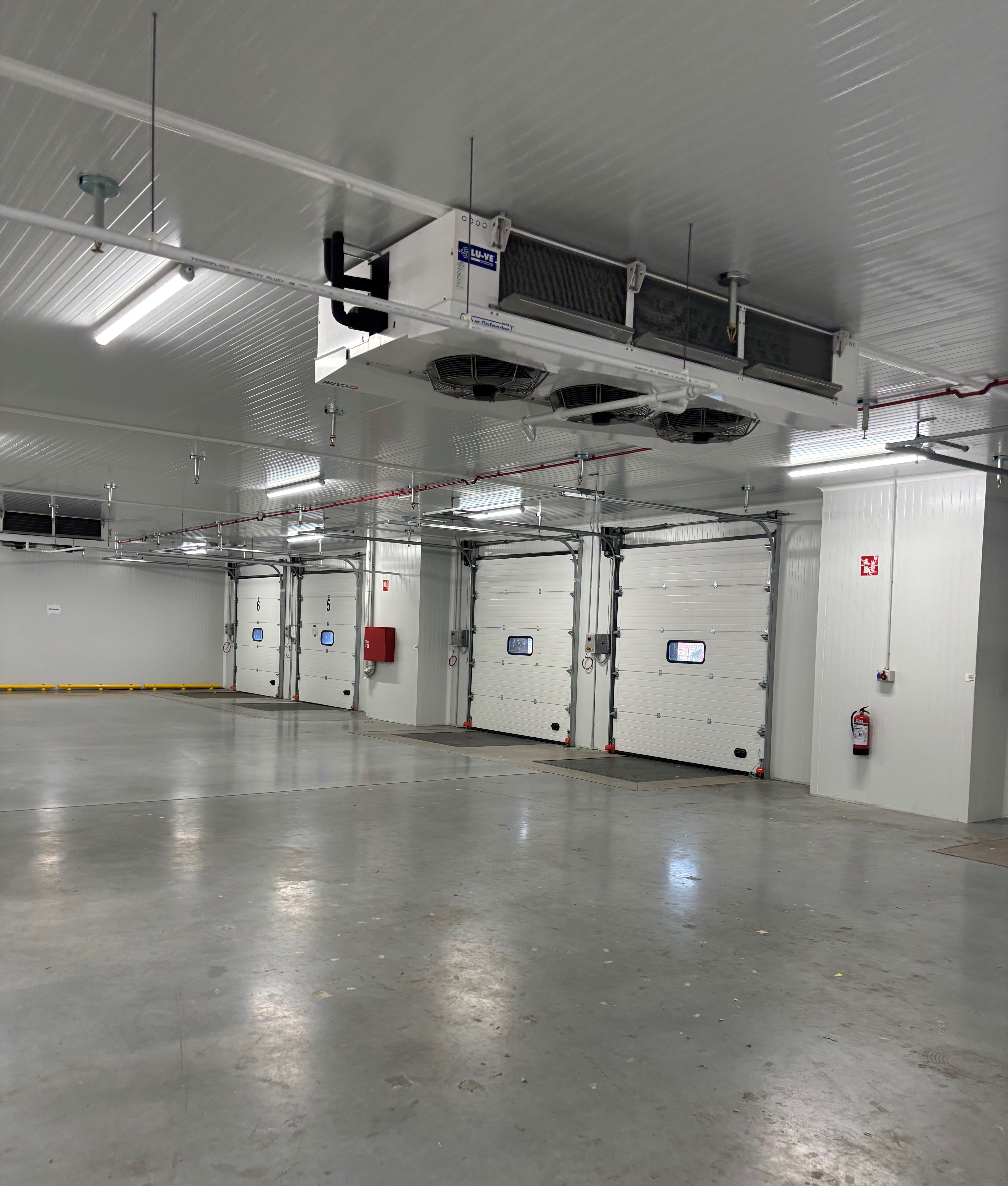 Interior de la nave, muelles de carga.