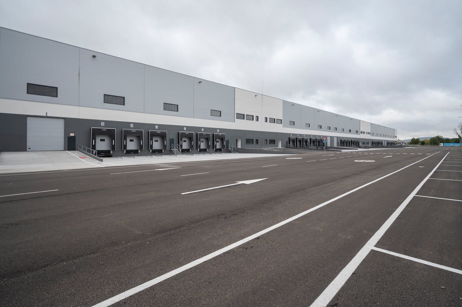 Fachada de la nave foto 2