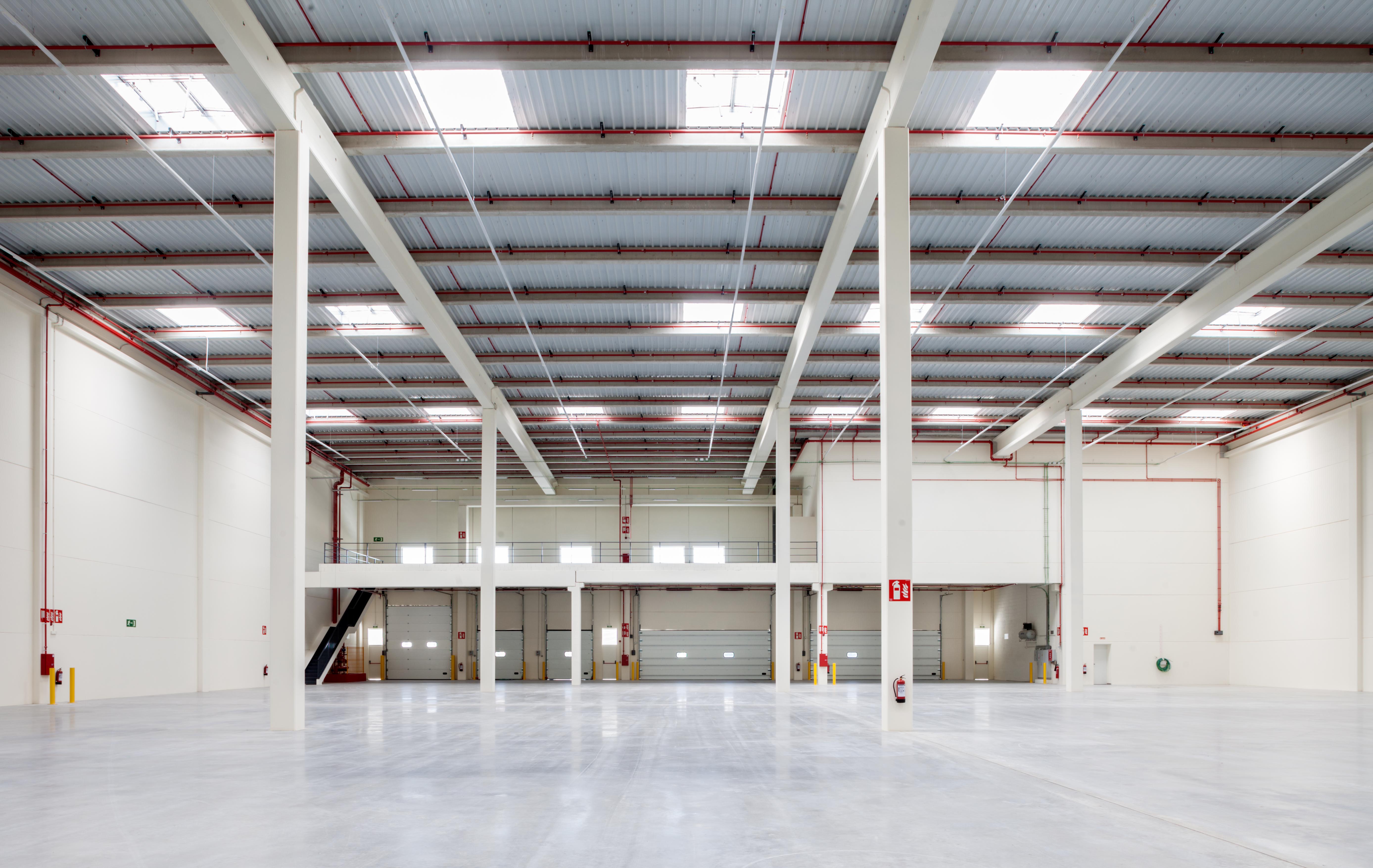 Interior de la nave y muelles de carga