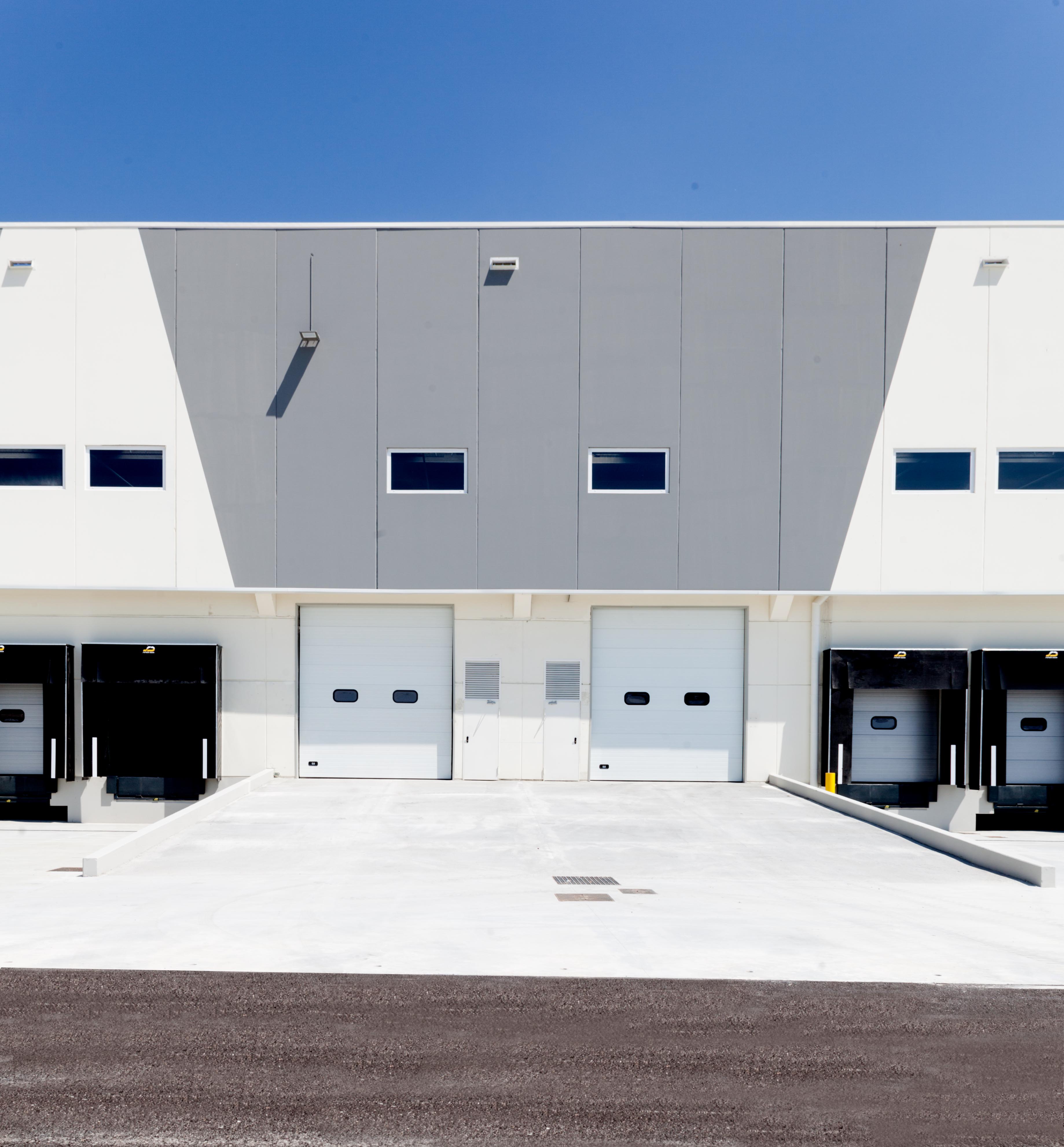 Fachada de la nave con muelles de carga