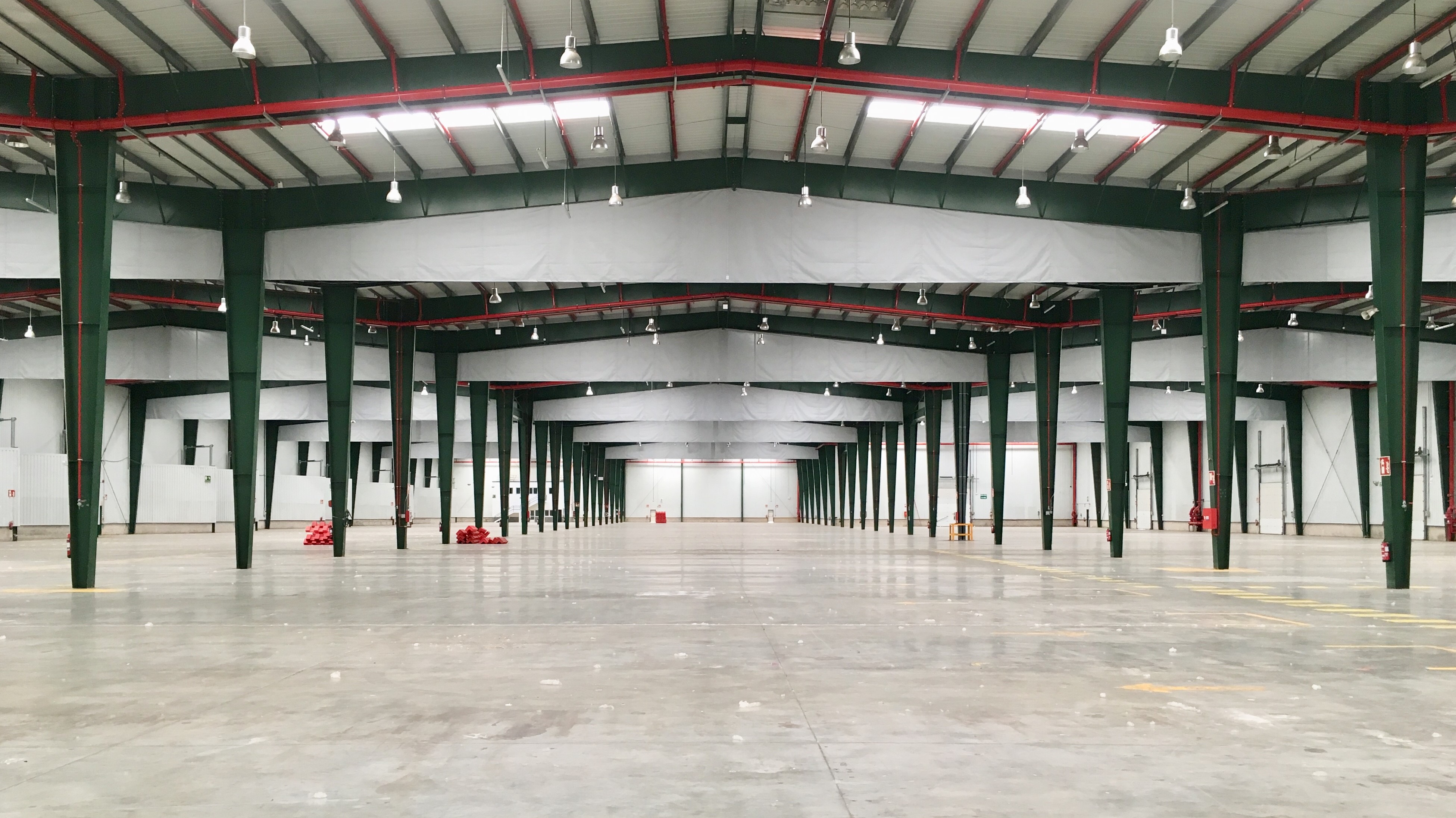 Interior de la nave foto 1