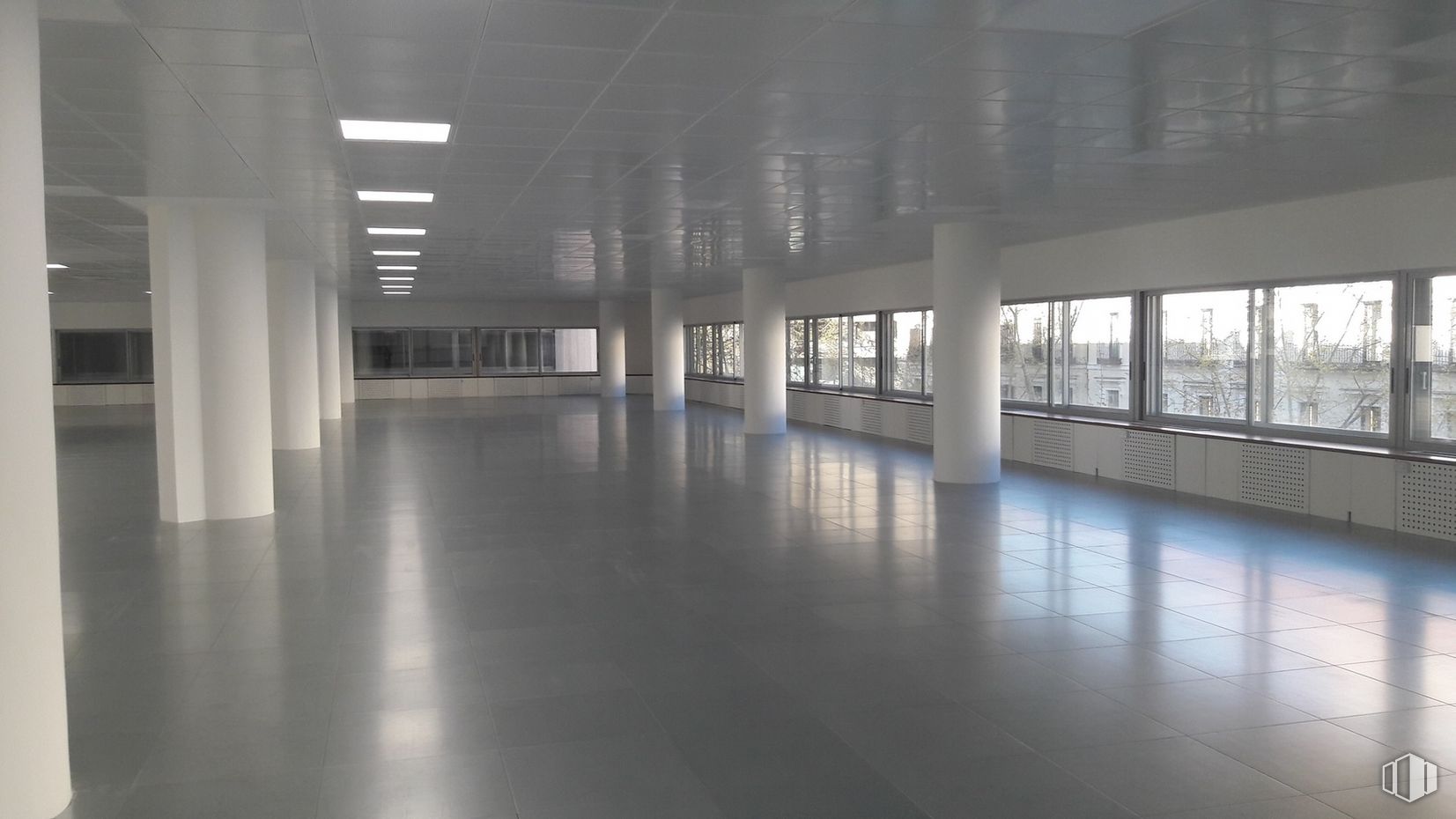 Interior de edificio espacio de oficinas