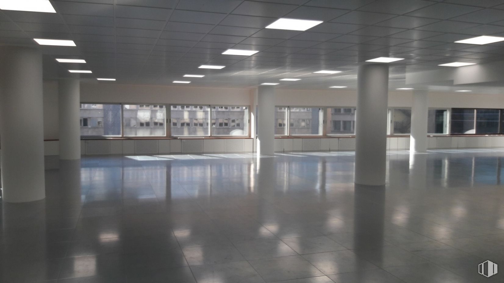 Interior del edificio espacio de oficinas