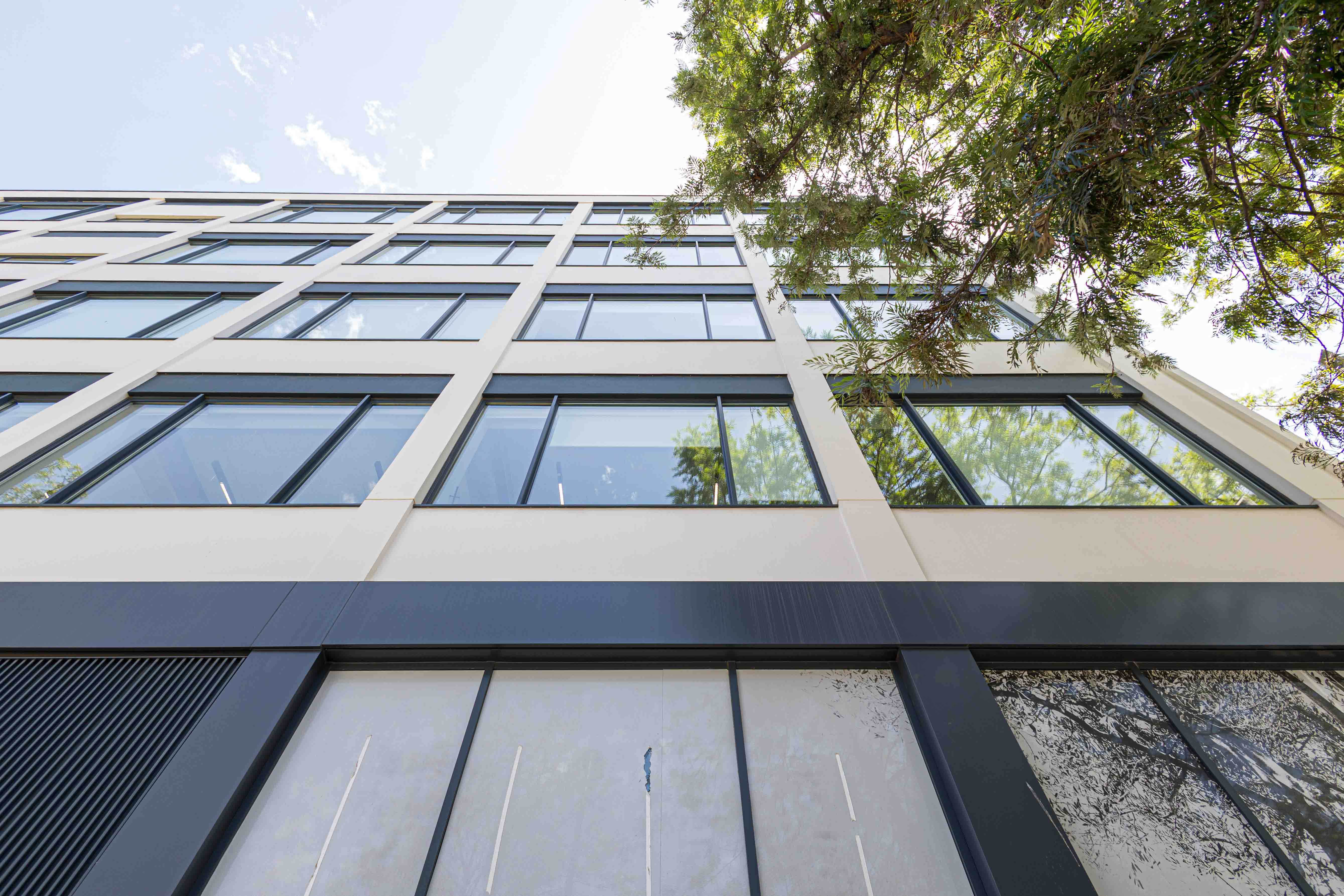 Fachada vista desde abajo del edificio