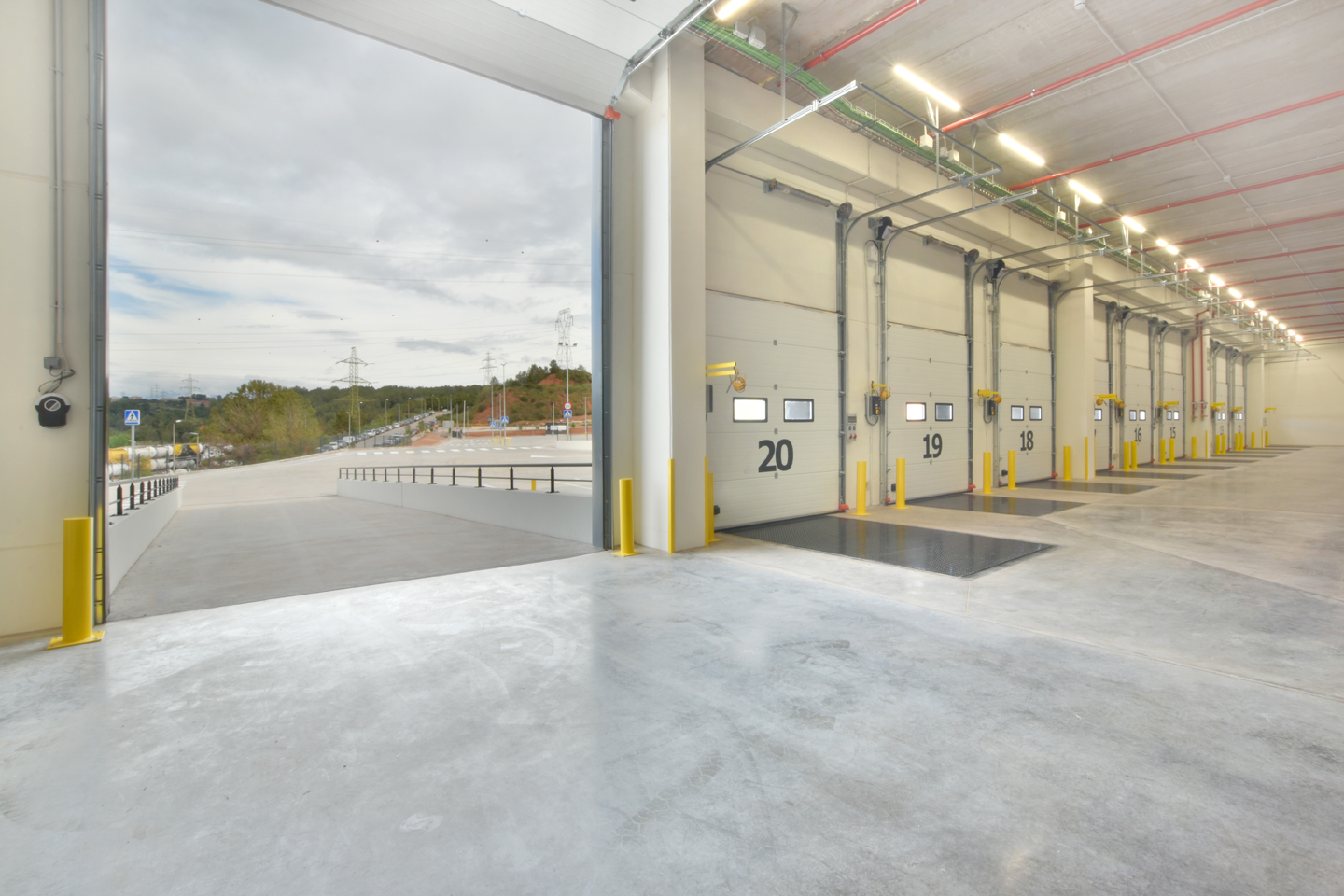 Interior muelles de carga, con una puerta abierta con vistas exteriores 