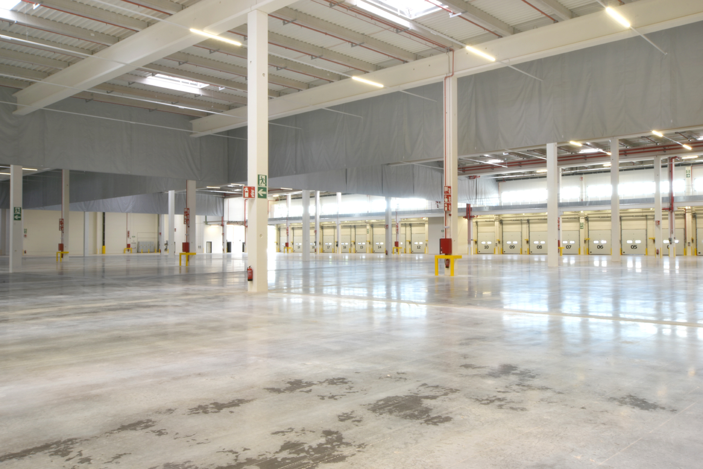 interior de la nave y muelles de carga 1