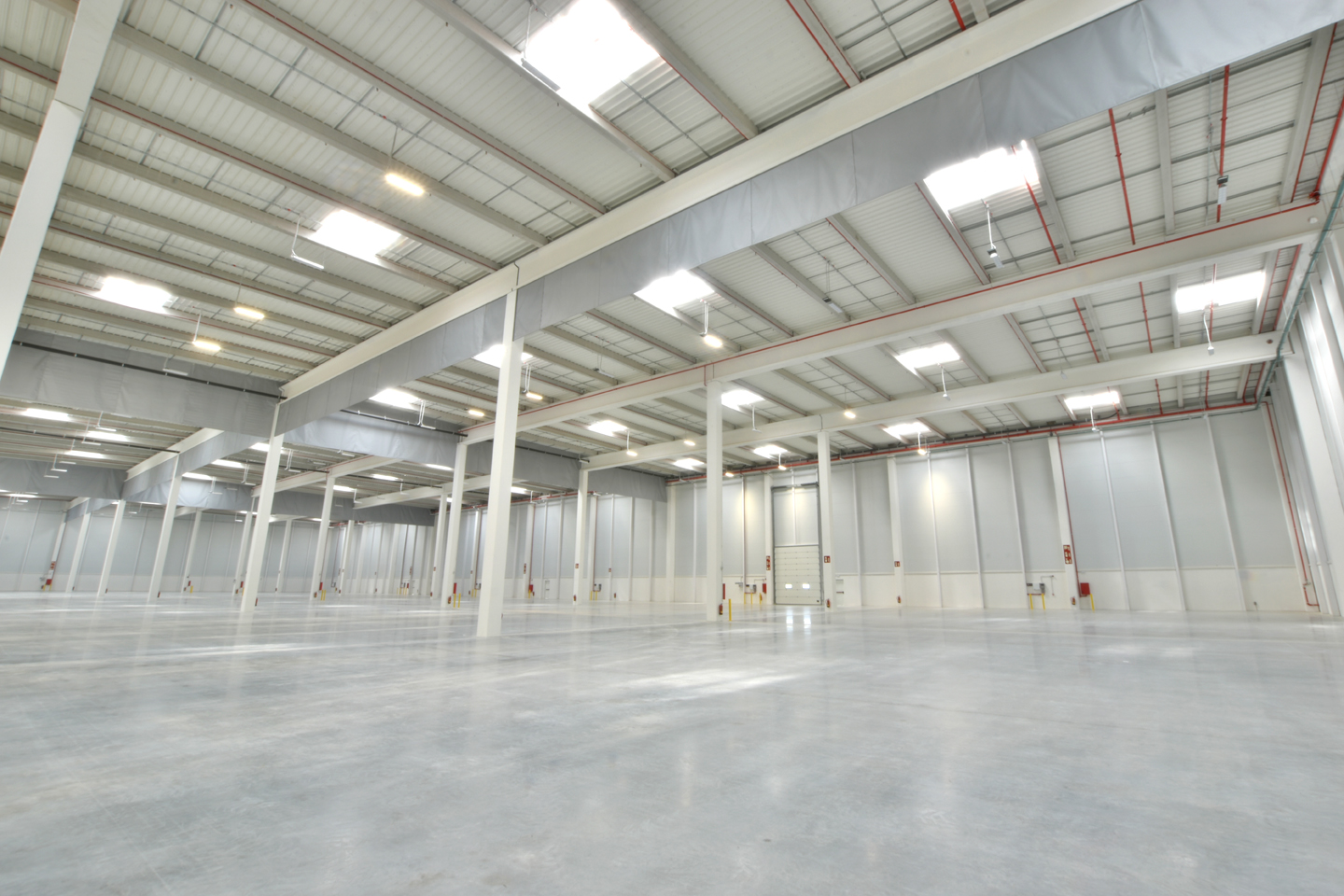 interior de la nave muelles de carga