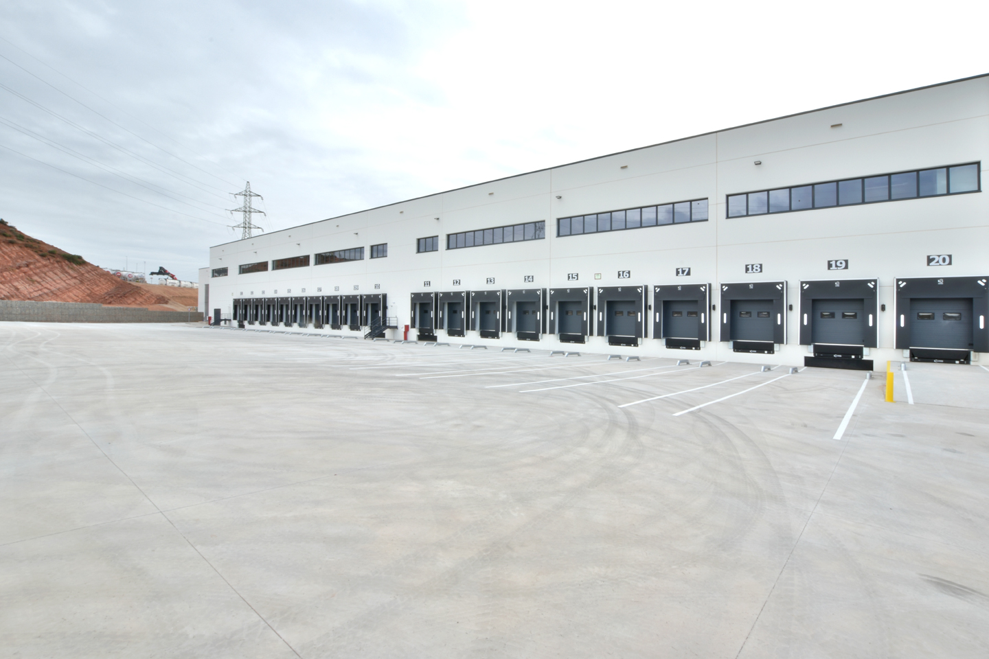 Fachada de la nave y muelles de carga 1