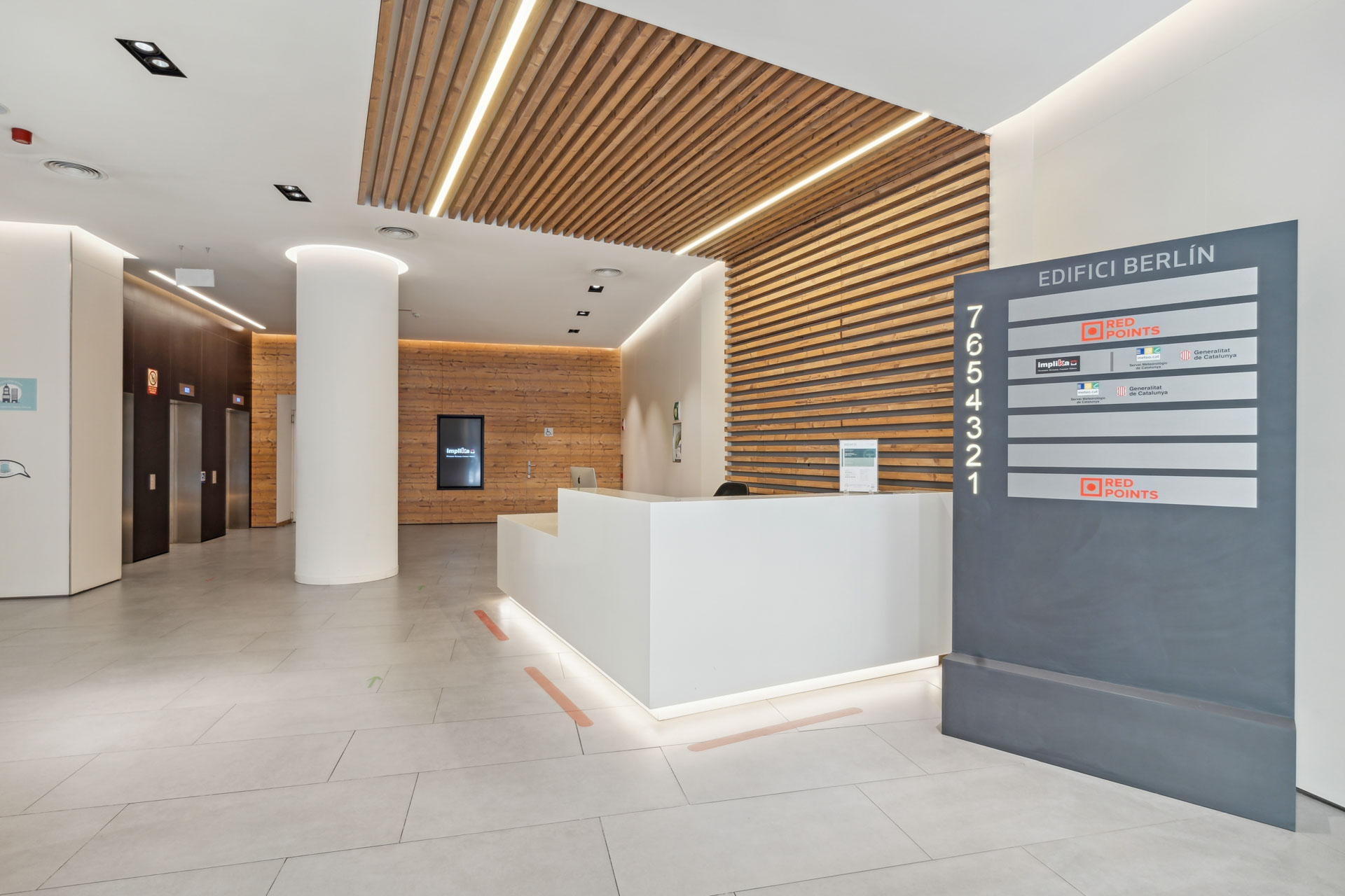 Recepción y ascensores