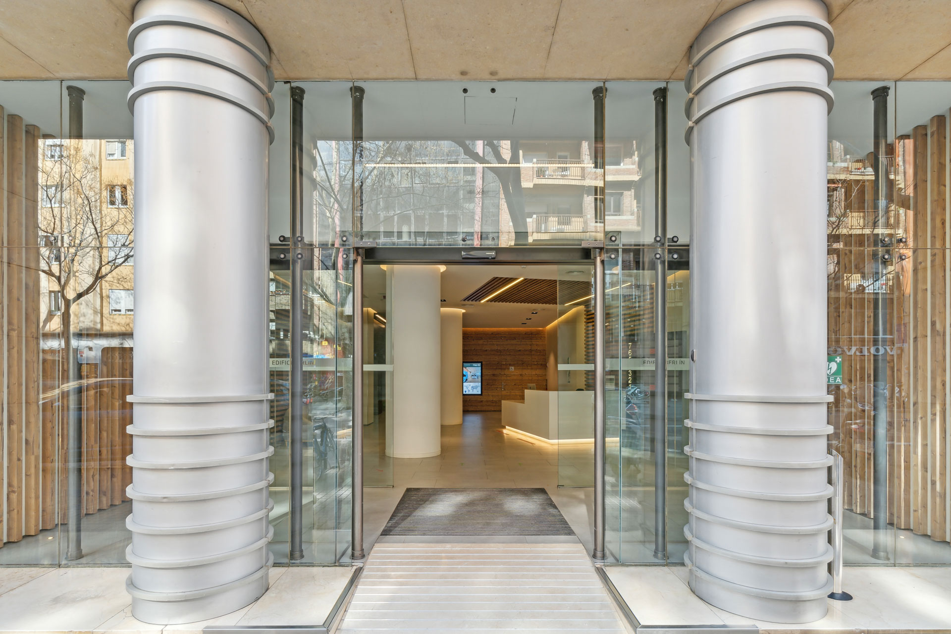 Entrada acristalada del edificio y recepción