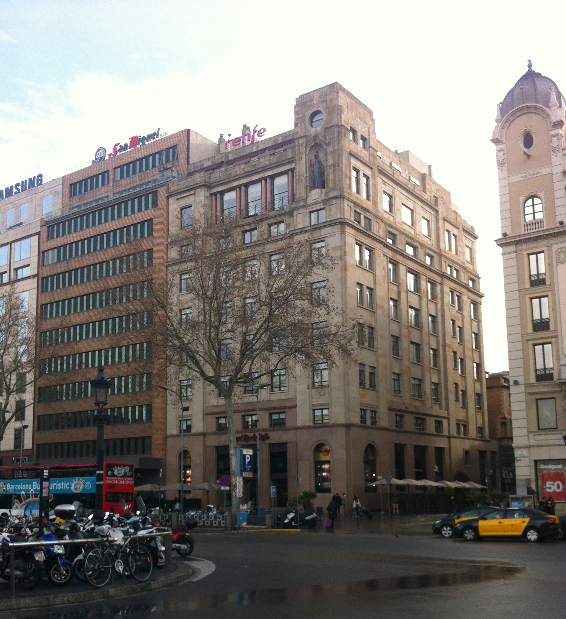 Fachada exterior del edificio de oficinas