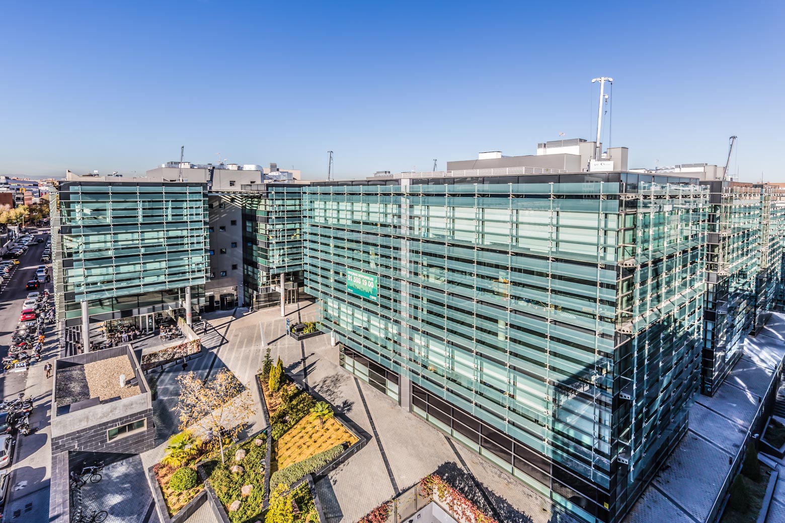 Vista desde arriba del parque empresarial y fachada de oficinas