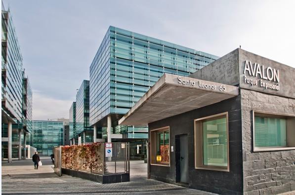 Fachada de edificios de oficinas y entrada al parque empresarial