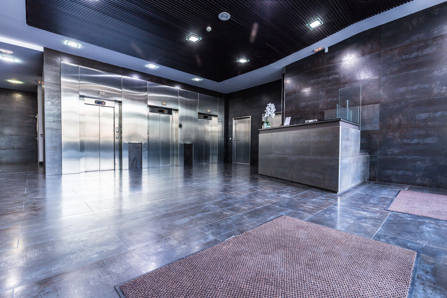 Zona de recepción del edificio de oficinas