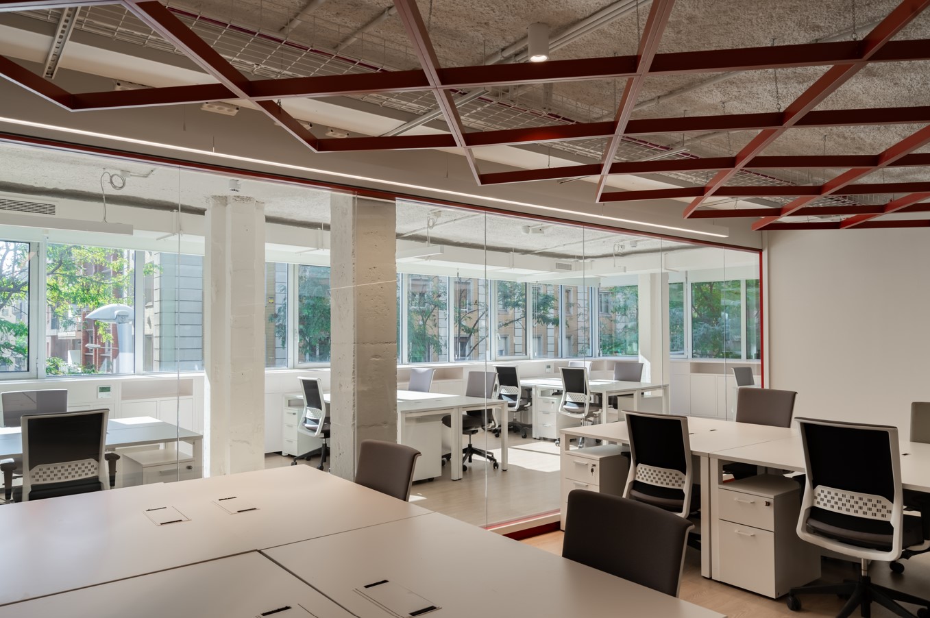 Espacios flexibles de trabajo en oficina luminosa y equipada
