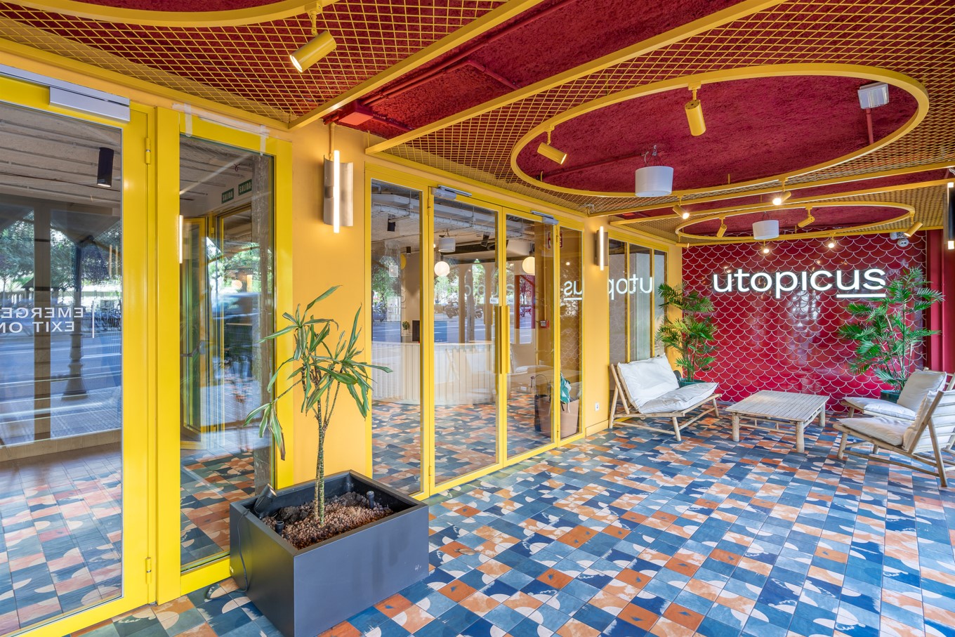 Entrada a espacios flexibles de oficinas