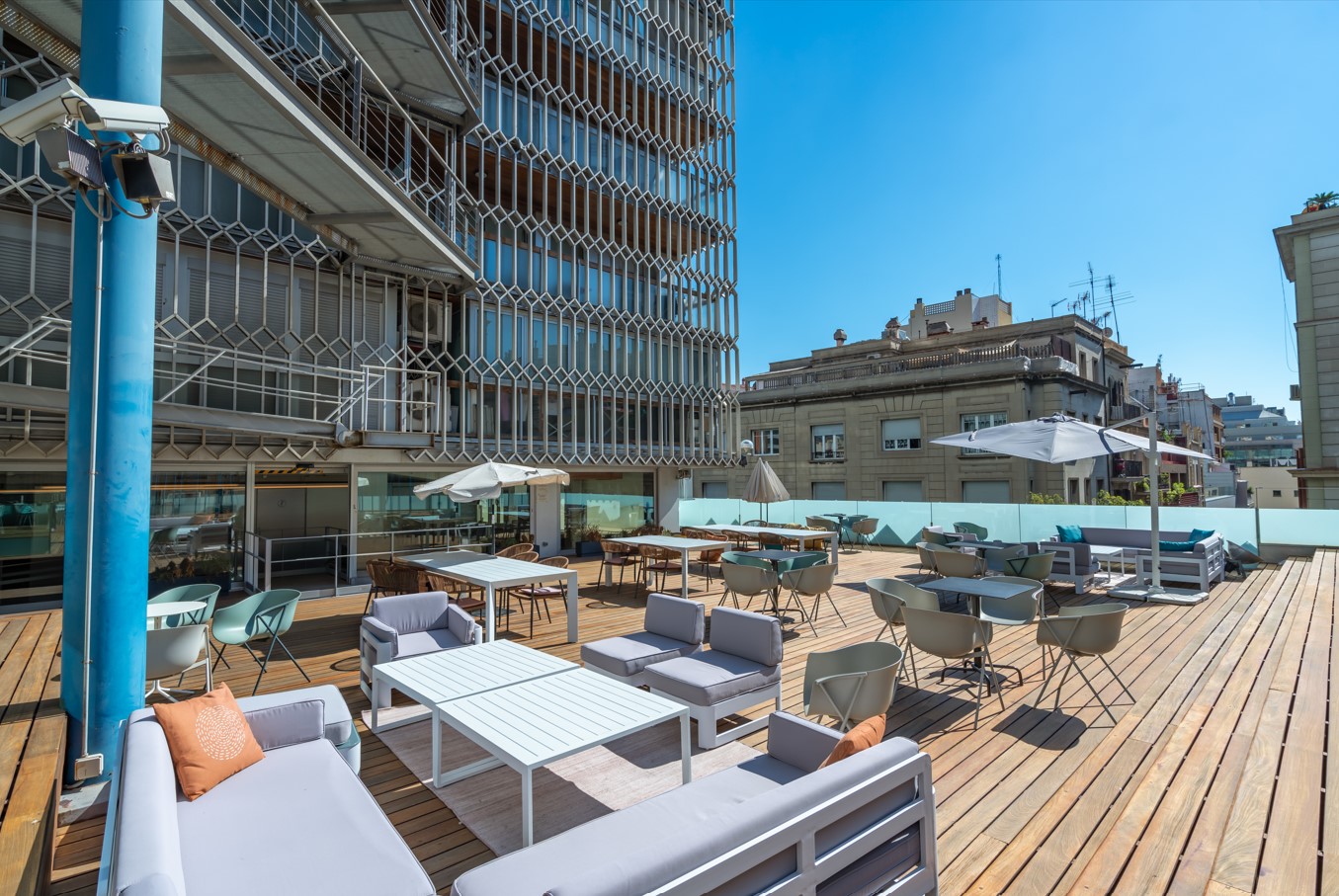 Terraza exterior con mesas y sillas