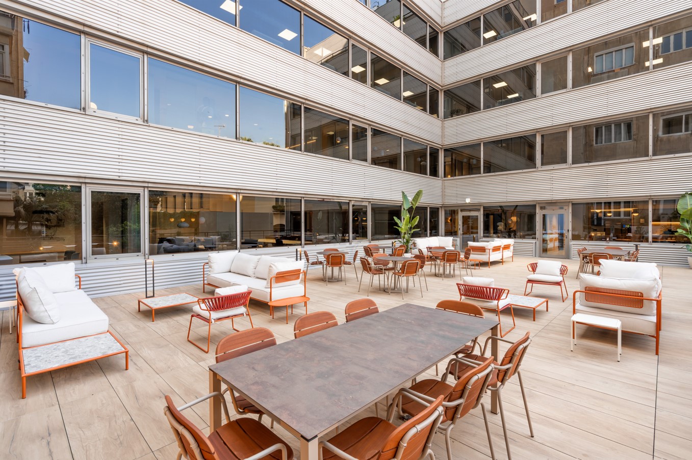 Terraza exterior con mobiliario para desconectar en oficinas flexibles