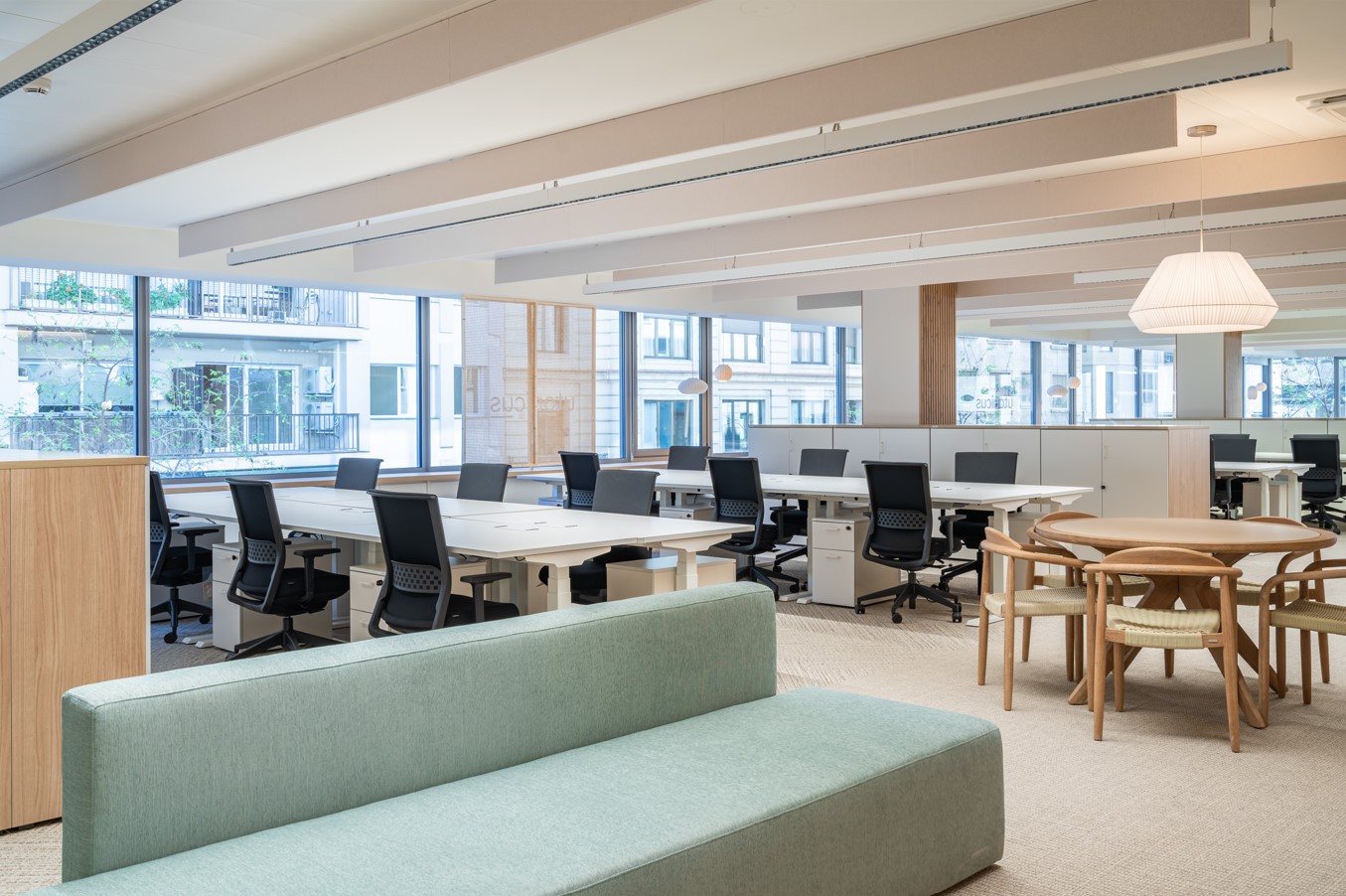 Espacios flexibles para trabajar en oficina luminosa y moderna