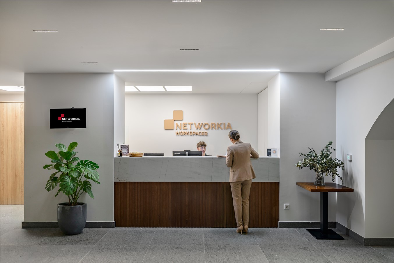 Recepción de edificio de espacios flexibles de oficinas