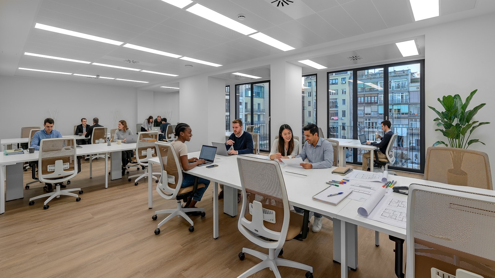 Espacios flexibles de trabajo en oficina luminosa y equipada