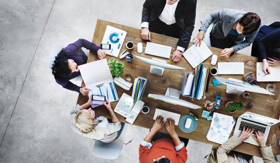 Plano cenital con personas trabajando.