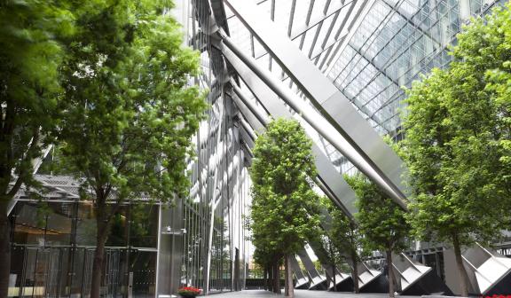 RSE - Edificio acristalado con jardín interior