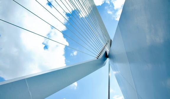 puente visto desde abajo cielo azul