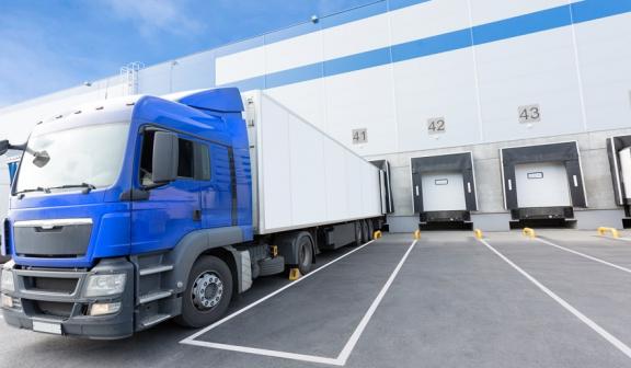 Camión delante de muelles de carga