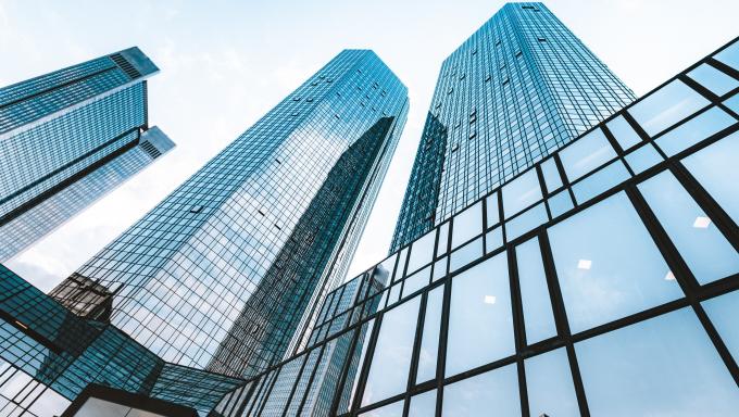 Fchada de edificios de oficinas - fachada acristalada con reflejos