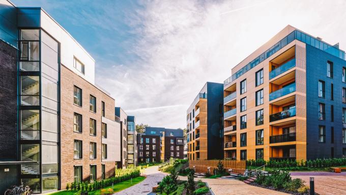 Imagen de edificios living en un barrio amplio, con cielo abierto y zonas ajardinadas